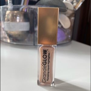 Grande glow plumping highlighter